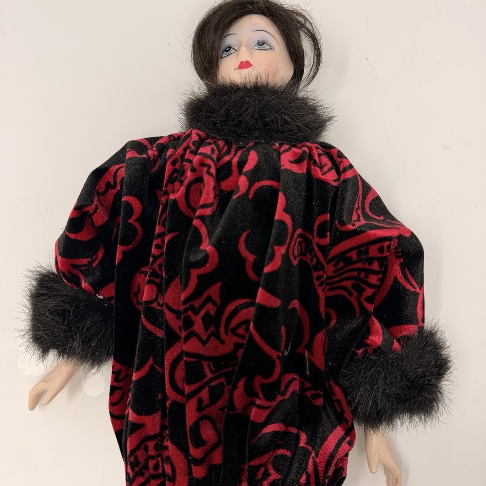 Vintage Style Porcelain Boudoir Lady Doll Red Black Fur Trim Damask Robe 19" - Picture 11 of 15